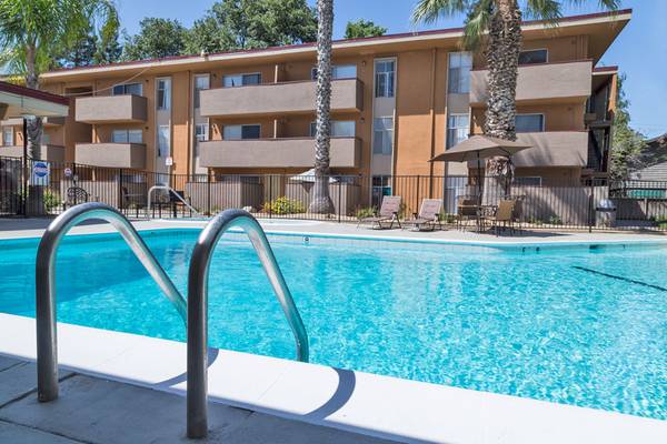 $1,200 / 1br - ¡Regalia Crest le quiere a usted! (Sacramento)63900437398402122