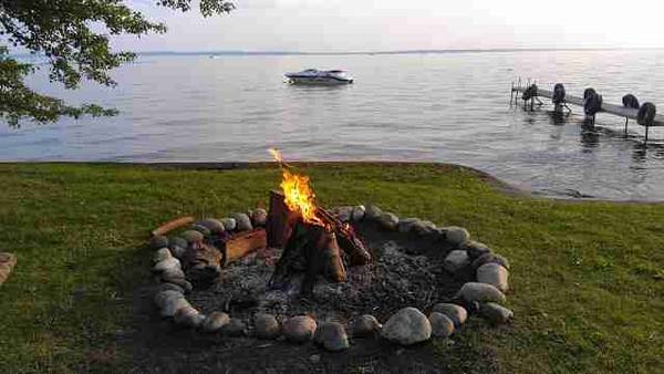 $1300.00 / 2br - 900ft2 - 2 bed, 1 bath  lake front cottage on beautiful, private, park like se64037722896130123