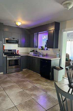 $795 / 4br - Available Now! / near ASU / POOL / Utilities included / Female (Tempe 1 mile from ASU)64047708626946121