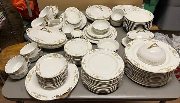 90 Piece China Set 1