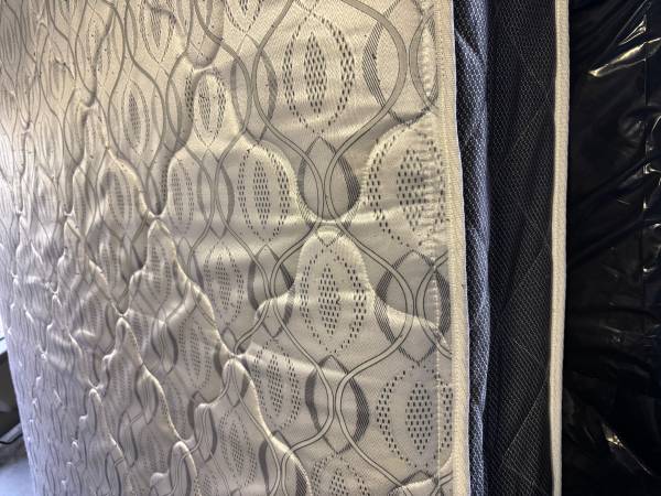 Queen size boxspring 1