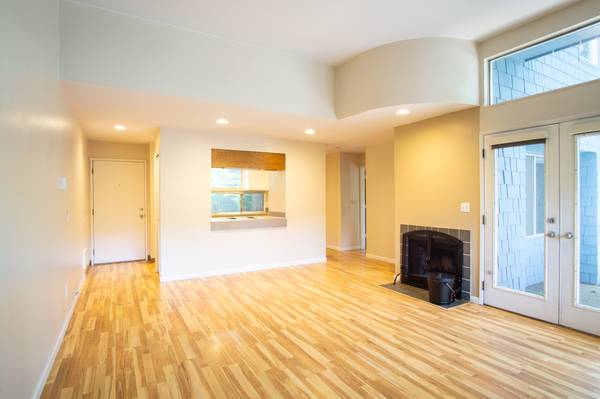 $1,675 / 1br - $500 OFF! Fantastic Lake Oswego 1Bdr w/Fireplace, Dishwasher, W/D & Pa (Lake Oswego)63895124153731121