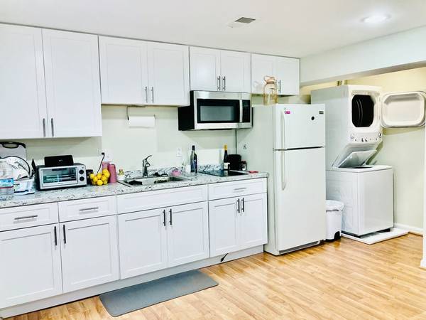 $1,600 / 1br - Spacious furnished basement/studio64040027046146120
