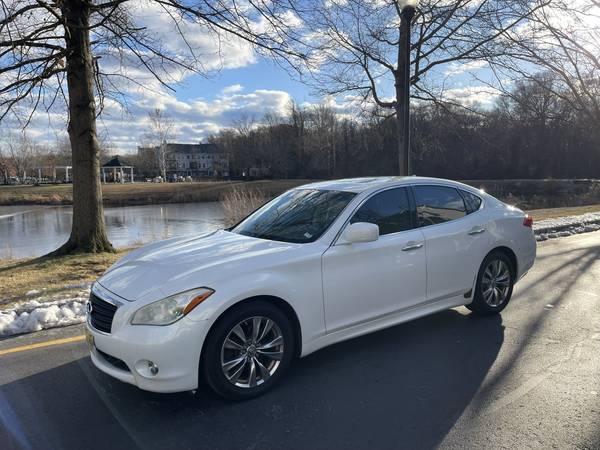 2011 Infiniti M56 1
