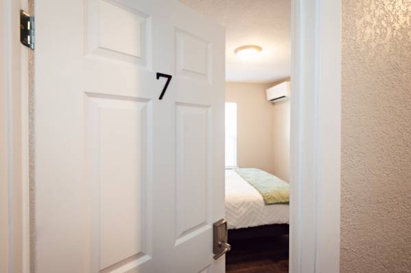 $399.00 / 1br - Furnished Bedroom, month-to-month, no security deposit!63806836648963122
