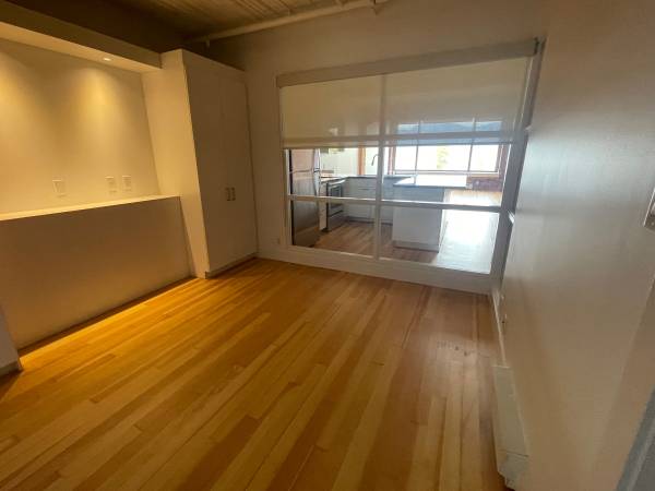 Beautiful & Spacious 1-Bedroom Apartment live and work loft Gas town 1