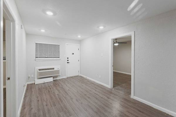 $1,295 / 2br - 554ft2 - Gated Community, On-Site Maintenance (8300 North Interstate Highway 35, Austin, TX)63922557271811123
