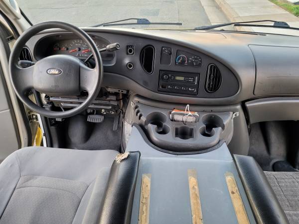 2004 Ford E350 - Photo 12