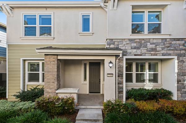 Single Family - 4 Bd / 3 Bath, two-story, 0.5 mi from I-580. 1