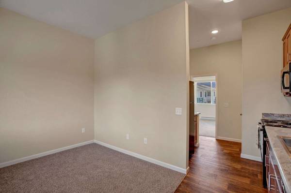 $1,590 / 1br - 500ft2 - Hermoso 1BE 1BA con vistas al agua. Disponible 12/09/25 ¡RESERVE AHORA!! (Wenatchee)63690737452929124