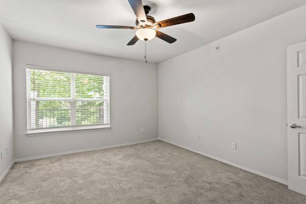$2,028 / 1br - 886ft2 - Cable Ready, On-site Maintenance, 1B/1B (4201 Jefferson Oaks Cir, Fairfax, VA)64040363702401122