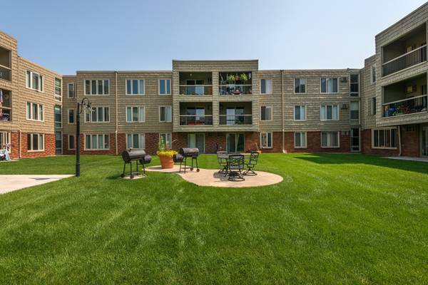 $1,655 / 2br - 940ft2 - Situated in Edina!, Laundry Facilities, 2bd 1ba (4141 Parklawn Ave, Edina, MN)63666914296961120