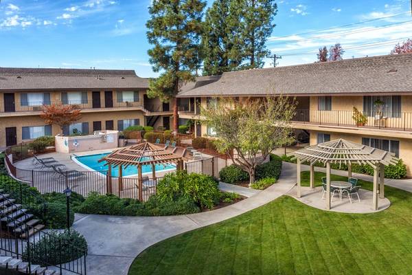 $2,395 / 2br - 960ft2 - Sin depósito por mascotas, estacionamiento cubierto reservado con gabinete de almacenamiento, piscina (9205 Carlton Oaks Dr, Santee, CA)63657310452739120