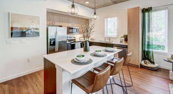 $2,319 / 1br - 638ft2 - Sala de juegos, piso de madera laminada en cocina y sala de estar, fogatas (Redmond)63945099459714122