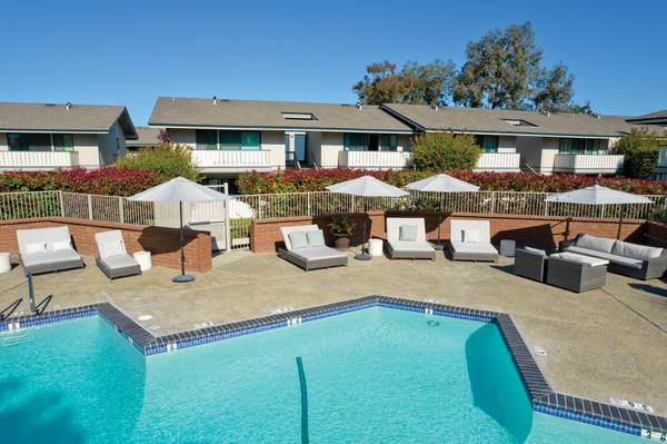 1B/1B, Beautiful Waterfront Living, Parking Type: Multiple 1