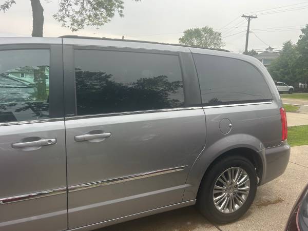 2013 Chrysler Town & Country - $3,400 (Harrison Township)63488168494083123