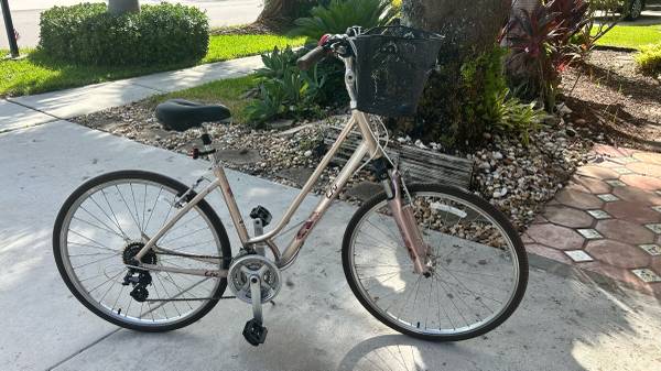 Giant LIV Low Step through Bike large 700c Hybrid Bicycle 24 Speed Basket - $135 (Pembroke Pines)63444059784835121