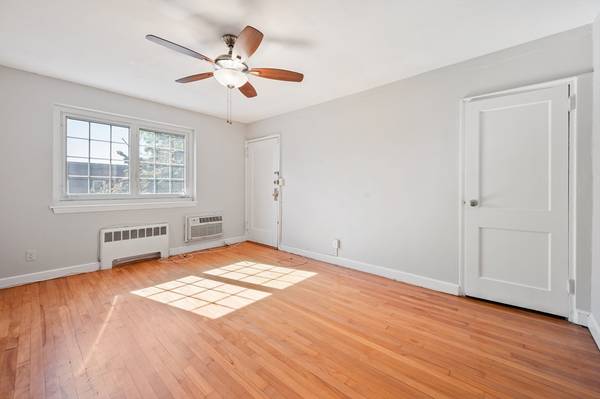 $3,280 / 2br - 713ft2 - Bright Apt. - Coolidge Corner - Heat & Hot Water Incl. - Available Now (Brookline)64295067739139120