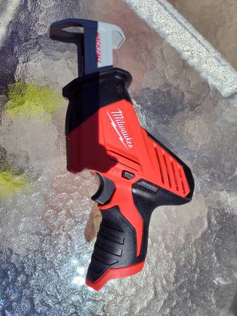 Milwakee Hackzall 2420-20 M12 reciprocating cutter 1