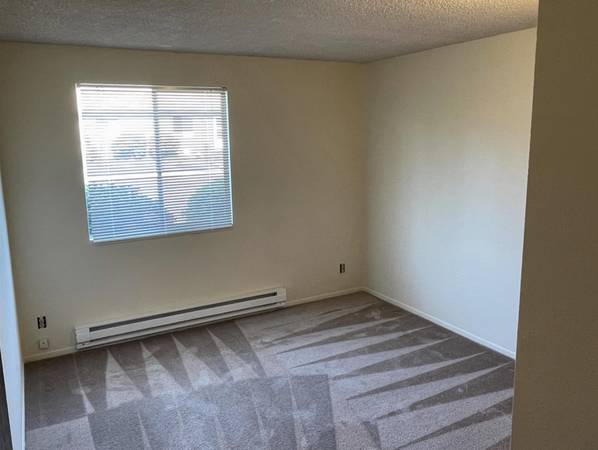 $1,300 / 2br - Amigable con gatos 2 habitaciones - Conexión para lavadora/secadora y rincón para desayunar, pisos mejorados (Salem en Browning Ave)63660461306881124