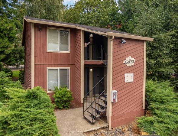 $1,450 / 2br - Fantastic 2B w/ Pool & Onsite Laundry - 1 Month Off Now! (North Clackamas)64039060384129124