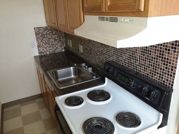 $1,250 / 1br - Downtown on Center Street.............AVAILABLE NOW!! (SHELTON)64010165388546121