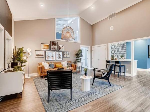 $1,470 / 2br - 820ft2 - Unbeatable 2 BR, Wood Burning Fireplace, Move-In Ready! (Everett)63862176498945124