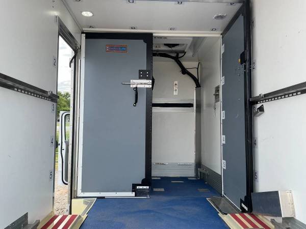 2023 Ford E350 12’ Refrigerated - Photo 5