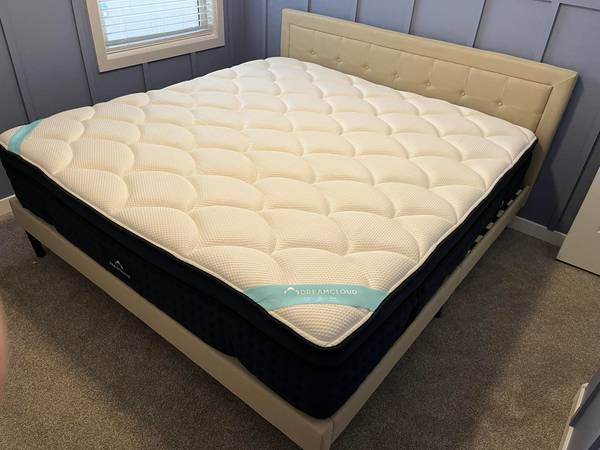 Dreamcloud Premier Memory Foam King Mattress - Like New 1