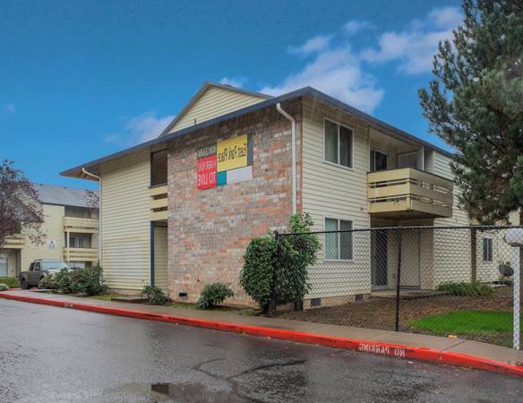 $1,450 / 2br - Quiet 2B Apartment with Seasonal Pool, Open Kitchens - In Portland (Rockwood Area)63867269381889122