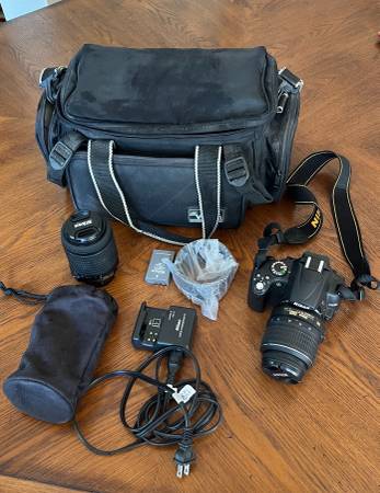 Nikon D5000 in excellent condition w/ extra lens and bag 1