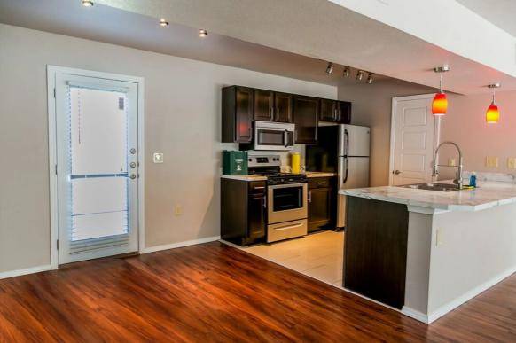 $1,300 / 2br - 1072ft2 - Unbeatable 2 BR/2 BA Haven with Wood Burning Fireplace63806171051905124