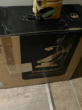 Baby swing ( Mamaroo ) 1