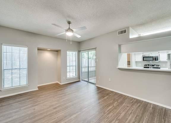 $955 / 1hab - 612ft2 - Cancha de tenis, personal que habla español, patio/balcón (1400 Esters Rd, Irving, TX)63796555416961123