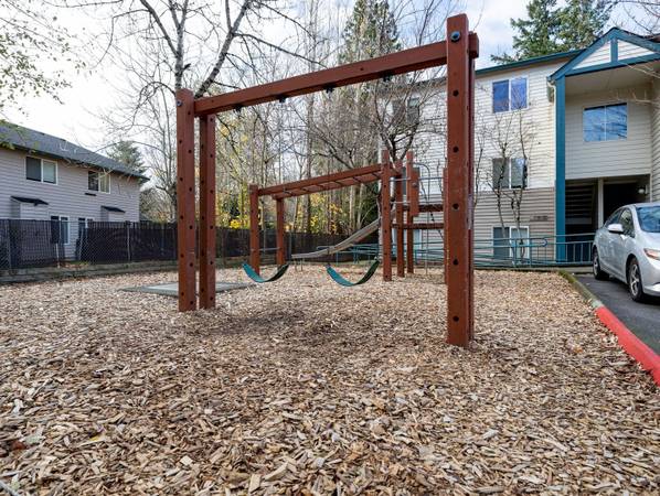 $1,350 / 2br - 800ft2 - 24/7 Maintenance, Assigned Parking, Pet Friendly (805 NE Kane Dr, Gresham, OR)63831771961089124