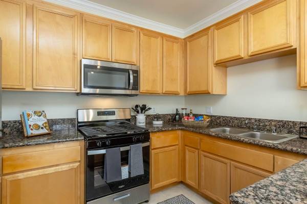 $2,789 / 2br - 1154ft2 - TownHomes: Granito, Mármol, Garajes para 2 Coches y Vistas a las Colinas ✨ (17621 W. Pauline Ct., Canyon Country, CA)63700996688897124