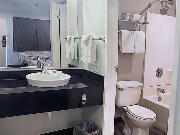 $450 / 1br - NEW SPECIAL: DISCOUNTED WEEKLY FLAT RATE > Kids are FREE! (Sacramento South & Elk Grove)63844738441987121