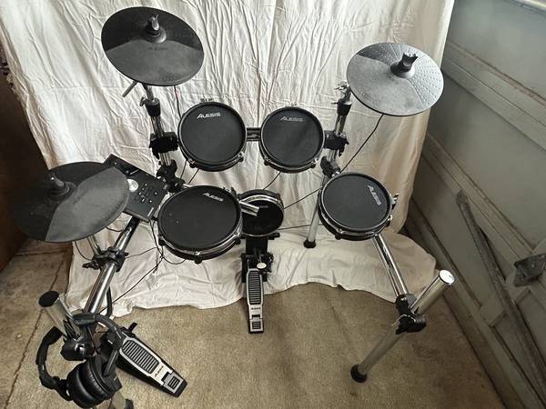 Alesis Command Mesh Electronic Drum Set 1