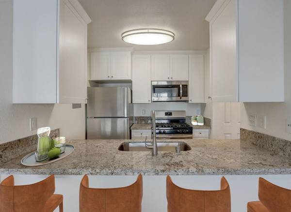 $2,950 / 1br - North County 1 Bed con nuevas actualizaciones: Parque Temático >> Surf/Escafandra/Kayak (Carlsbad Village)63663802105857122
