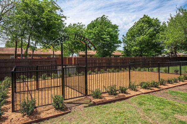 $1,313 / 2br - 853ft2 - On-Site Maintenance, Refrigerator, Cable Ready (1233 Castle Dr, Garland, TX)63846411563779122