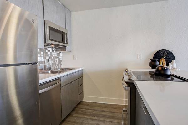 $2,570 / 2br - 900ft2 - Where Community Meets Comfort (oakland lake merritt / grand)63868036572673120