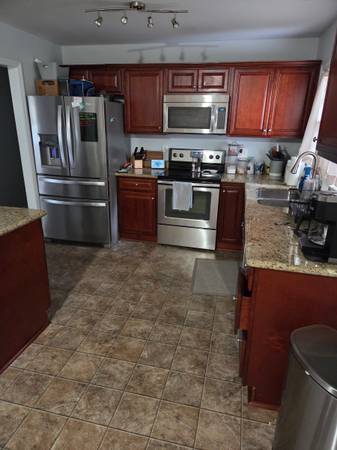 $600 / 3br - ROOM FOR RENT(Utilities included) (Greensboro)64027442951425123