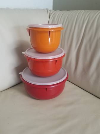Set of 3 Tupperware Flat Bottom Mixing / Storage Bowls with Lids 1