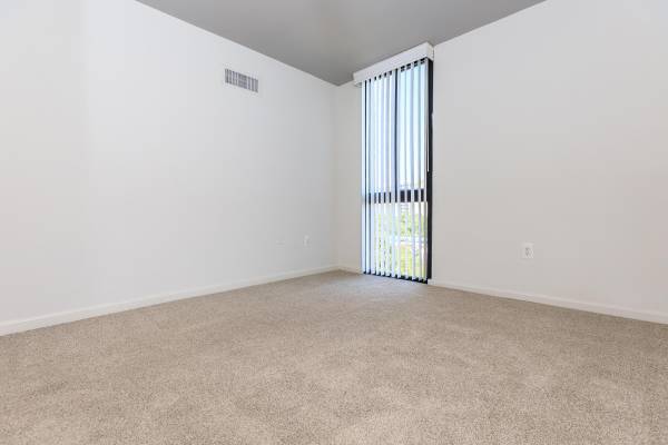 $1,642 / 1br - 620ft2 - Central Air and Heating, Shimmering Swimming Pool, 1/bd 1/ba (250 S Whiting St, Alexandria, VA)63896395192834124