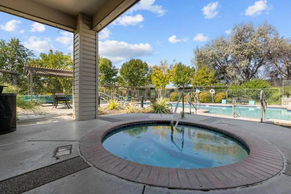 $1,599 / 2br - 958ft2 - Warm Up to Fall SavingsSelect Units Now at Reduced Rent! (Richland)63895803740930120