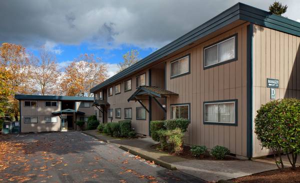 $1,360 / 1br - 786ft2 - Beautiful Top Floor Apartment - Low Noise - Friendly Community (Maywood)63841708294147121