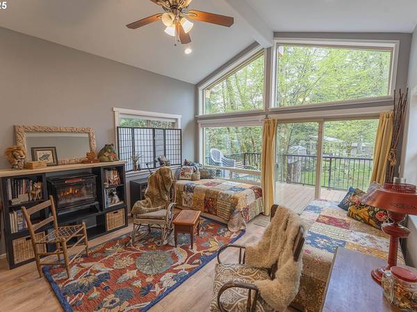 $124,900 / 1br - 540ft2 - Furnished Cabin Getaway! Lake Merwin Access, Pool, Boat Launch (Amboy)64297998229889121