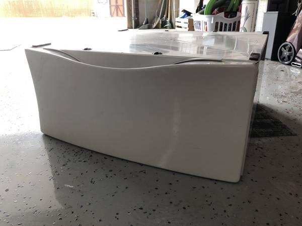 Whirlpool Clothes Washer or Dryer Pedestal 1