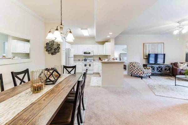 $1,399 / 2br - 1213ft2 - Bright and beautiful 2 bed / 2 bath! Don't wait to call us home! (Huntsville)63658776543361124