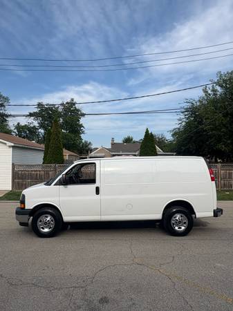 2017 GMC SAVANA 2500 - $12,800 (Schiller Park)63616772755587121